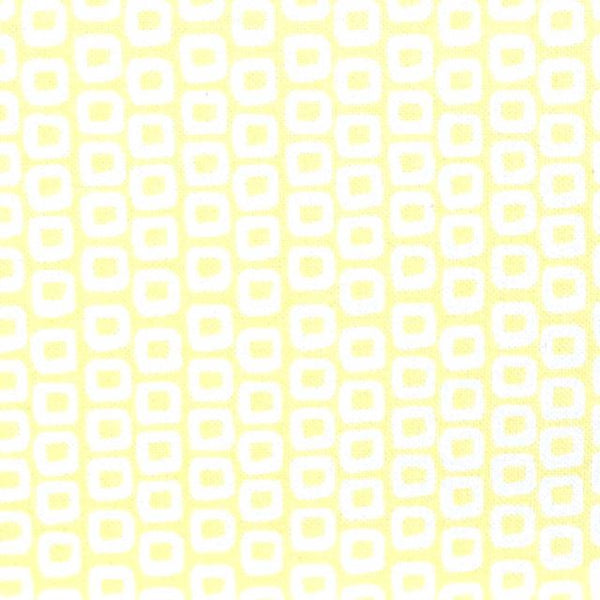 1/2 metro de Mini Cuadritos blancos sobre amarillo pastel Alfabeto Adorable Benartex