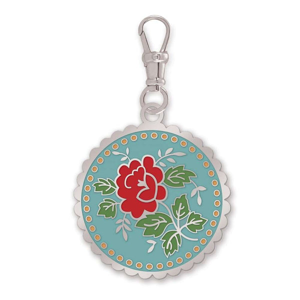 Dije de rosa roja sobre azul Colección Mercantil de Lori Holt