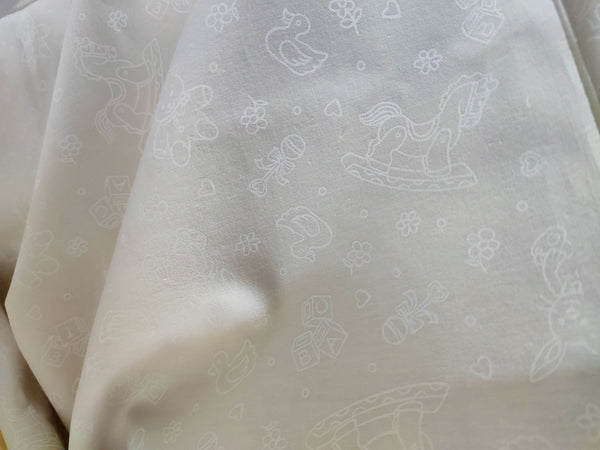 1/2 metro de tela de algodón Blanca sobre vainilla Juguetes de Bebé P&B