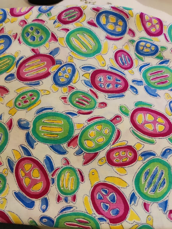 1/2 metro de tela de algodón vintage con tortugas coloridas en fondo blanco