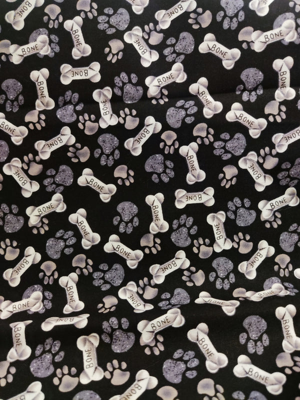 1/2 metro de tela de algodón Huesos y Patitas de Perro en Negro y Gris