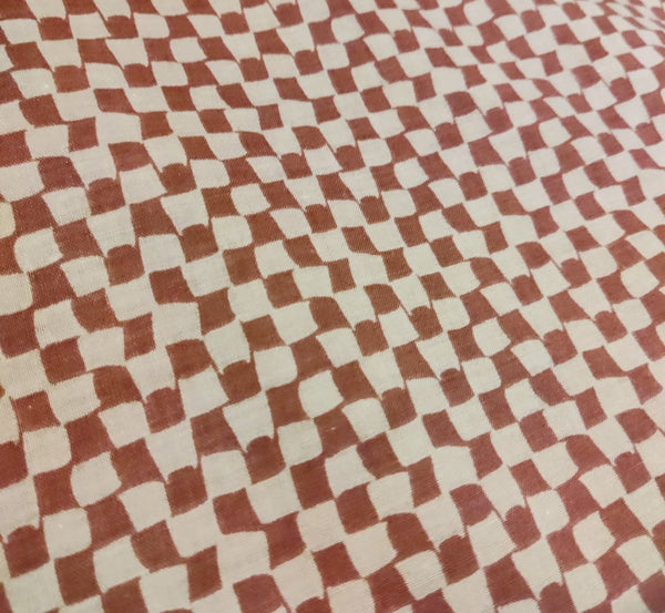 1/2 metro de tela de algodón estampada Cuadros chuecos rojo antiguo y beige