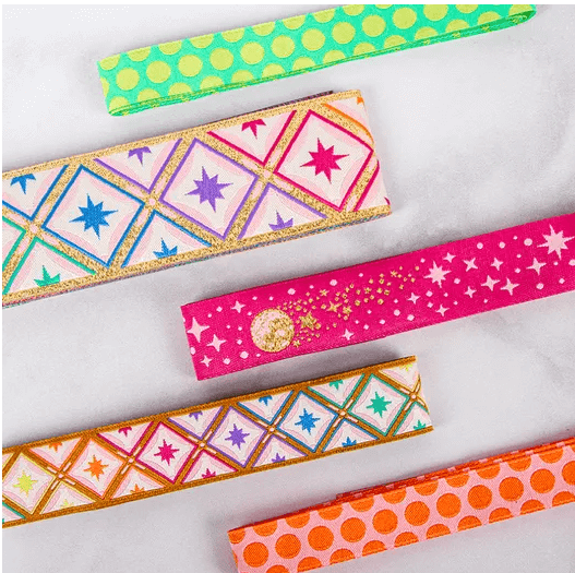 Paquete de listones Jacquard de Tula Pink Roar en rosa 5 yardas **llega 20nov**