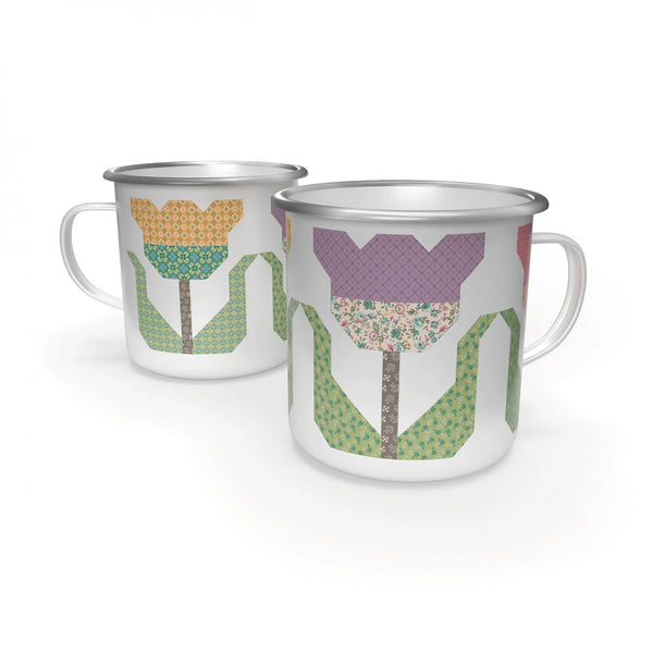 Taza de peltre con tulipanes Lori Holt Retazos y Abundancia