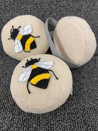 Alfiletero de Muñeca con Abeja de Aplique y Resorte *Llega el 19 nov**