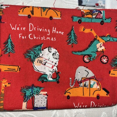 5 FQ de algodón 100% Viajando a Casa por Navidad con gnomos, perritos y lunares dorados